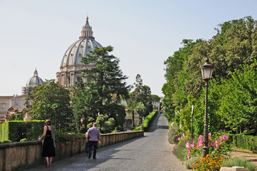 Roma, CIttà del Vaticano - Giardini e Cupola di San Pietro