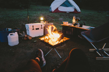 キャンプで焚き火　キャンプファイア