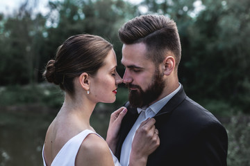 A young bride took her shirt collar with her husband for a walk in the park