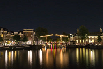 Fototapeta na wymiar アムステルダムの夜の運河に光る橋