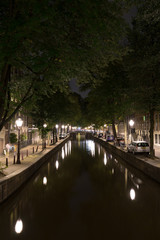 Fototapeta na wymiar アムステルダムライトが映る夜の運河