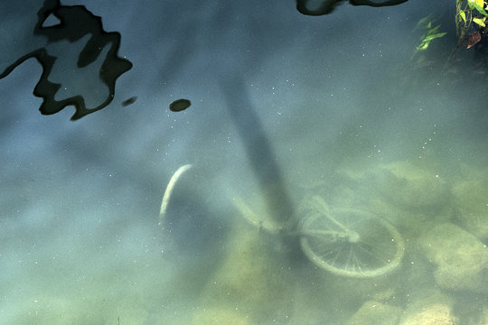 V&eacute;lo abandonn&eacute; dans l'eau, Seine, Paris