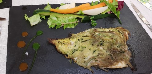 Filetto di orata in crosta di patate e zucchine