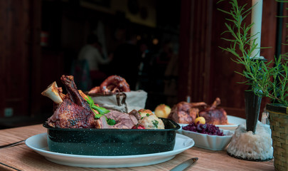 Oktoberfest Essen Schäuferle mit gegrillter Ente, Schweine Haxe, Schweinebraten mit Knödeln und Balukraut und Bier