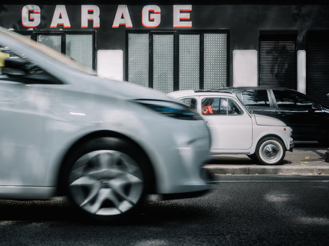 Voiture au garage, vie parisienne, Paris, France, Europe