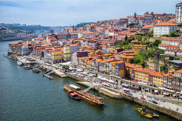 Fototapeta na wymiar Ansicht der Kulturhauptstadt Porto am Douro von der Brücke Dom Luis I