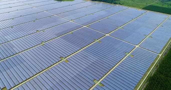 champs de panneaux solaire dans une ferme solaire
