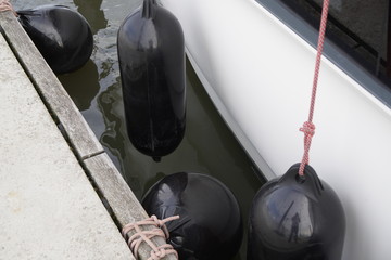 Fender in schwarz an einer Motoryacht