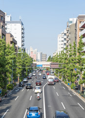車が行き交う青梅街道（東京都杉並区）