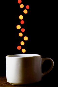 コーヒーカップに光を注ぐ