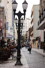 Rua bonita movimentada com pessoas passando