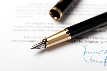 Fototapeta premium Parker Fountain Pen Lying on the Letter - Close Up