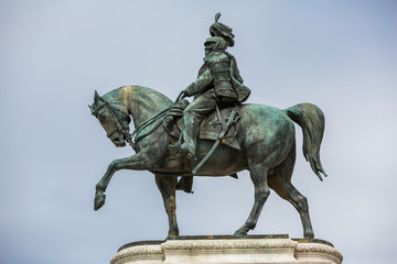 Obraz premium Bronze statue of Victor Emmanuel II at the 'typewriter' monument in Rome
