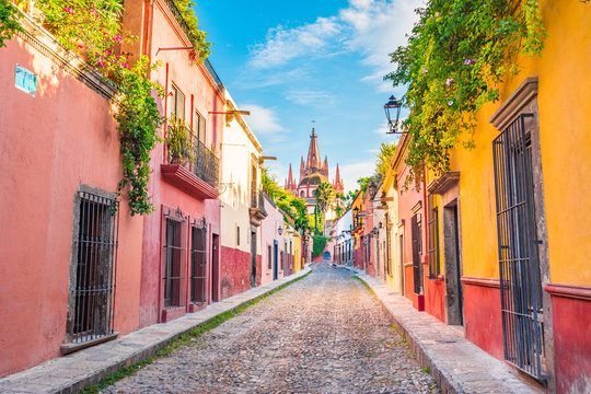 Fototapeta Beautiful streets and colorful facades of San Miguel de Allende in Guanajuato, Mexico