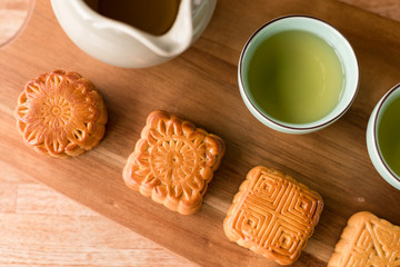 mooncake with tea