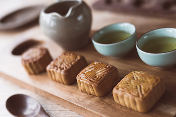 mooncake with tea