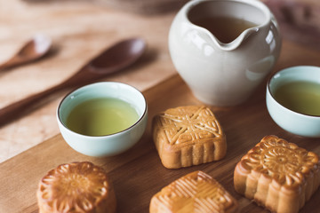 mooncake with tea