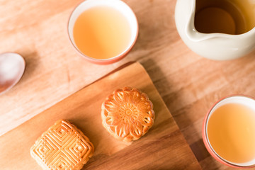 mooncake with tea
