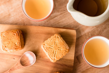 mooncake with tea