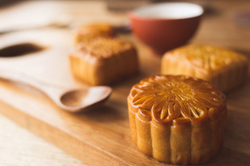 mooncake with tea