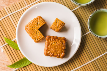 mooncake with tea