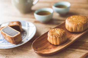 mooncake with tea