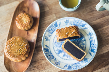 mooncake with tea