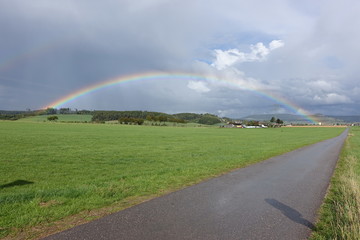 Regenbogen &uuml;ber dem Land