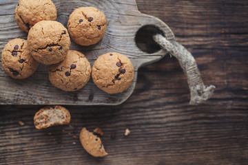 Obraz na płótnie Canvas oatmeal cookies with chocolate on a wooden table