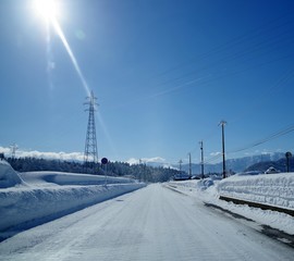 雪で真っ白な道路