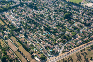 vue aérienne d'un lotissement à Tarascon dans les Bouches-du-Rhône en France