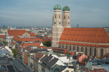 Blick auf die Frauenkirche und die Stadt München