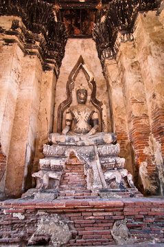 Old buddha statue at Wat Chaiwattanaram