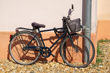 Fototapeta na wymiar Bicycle next to a wall