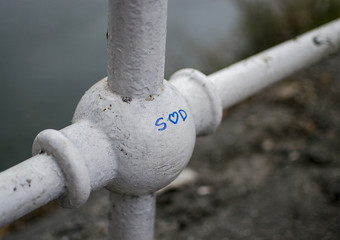 Letras en la barandilla del puerto
