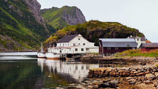 Kleiner Fischerhafen mit zwei Fischerbooten auf den Versterålen in Norwegen