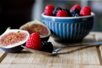 frische him und brombeeren