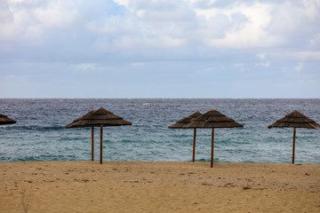 Sonnenschirme an einem Strand auf Korsika