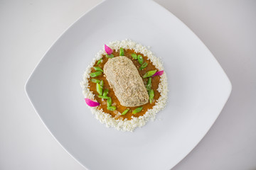 Filete bola de res con pepita con mole amarillo y espejo de coco