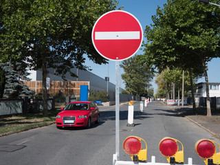 Einbahnstraßenschild auf einer Straße Baustelle