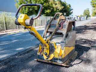 Rüttelplatte beim Straßenbau