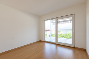Obraz premium White empty room with parquet and windows