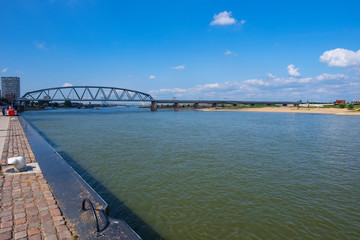 Fototapeta na wymiar Die Waal in Nijmegen/NL mit einer Brücke im Hintergrund