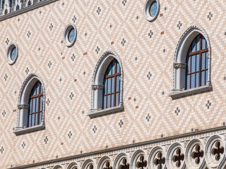 Obraz premium Beautiful architecture building with window exterior in italy style