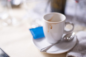 Fototapeta premium Tracce di caffè rimaste sulla tazzina dopo la consumazione al tavolo