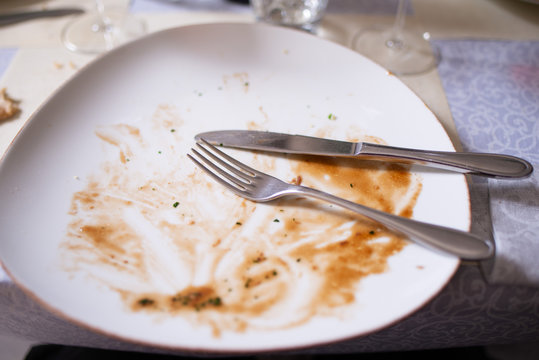 Piatto con tracce rimaste del cibo mangiato