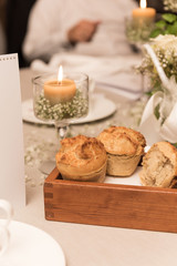 Essen und Trinken auf einer Hochzeit mit passender dekoration