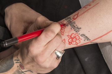 Disegno preparatoria di un tatuatore