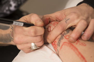 Disegno preparatoria di un tatuatore