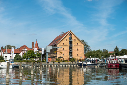 Wohnhaus am Neustrelitzer Hafen